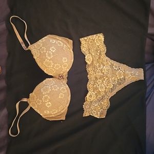✨️2/$20✨️ Push-up Bra in lace with thong.